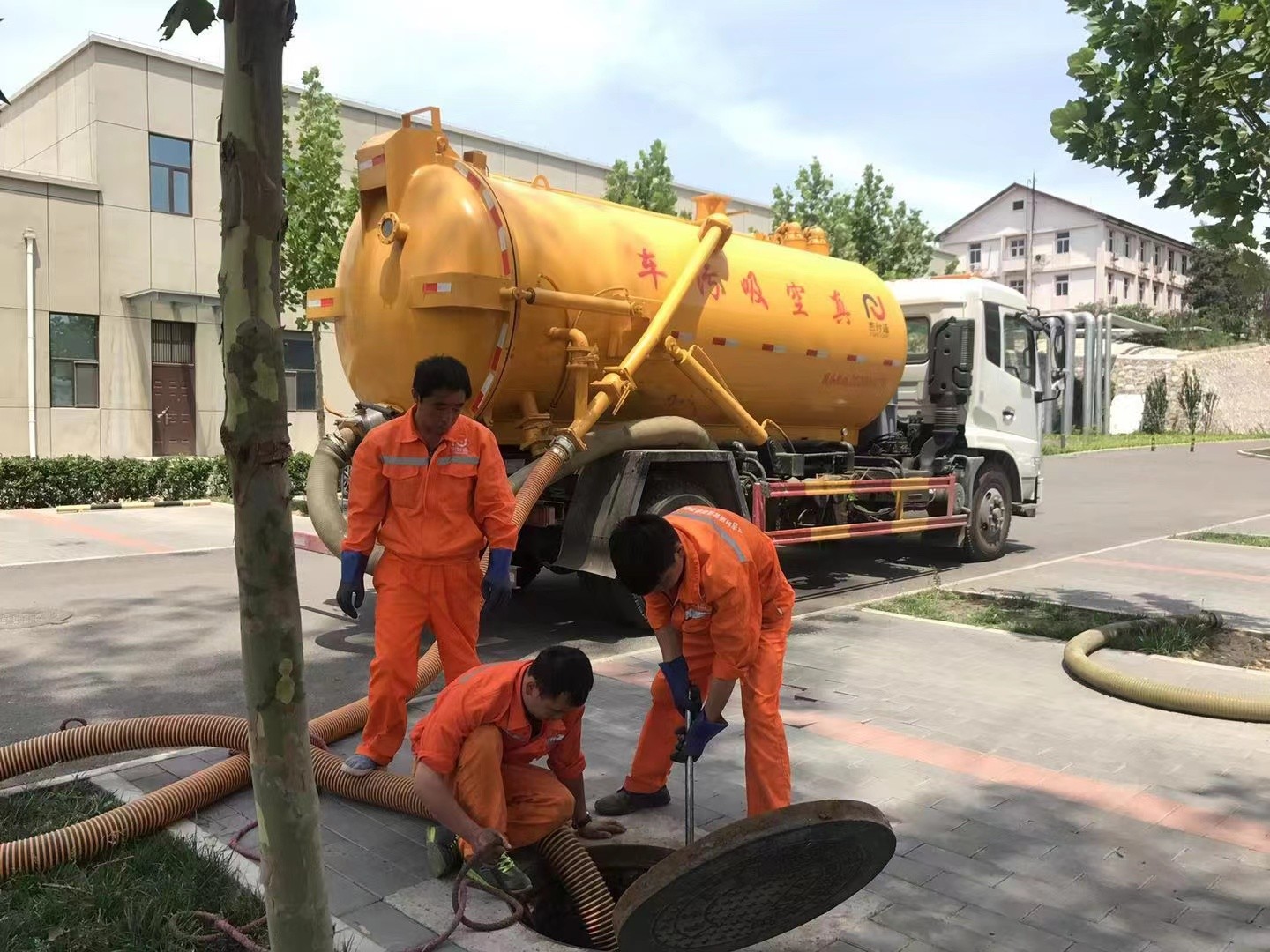 什运乡化粪池清理与5-8吨吸粪车施工效率分析